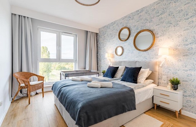 Golden Reagan by Aparo - Nowy Apartament, Winda, Łóżeczko Turystyczne, Plaża 500m, Balkon, 2 Sypialnie oraz Salon, Rowerownia, Biurko
