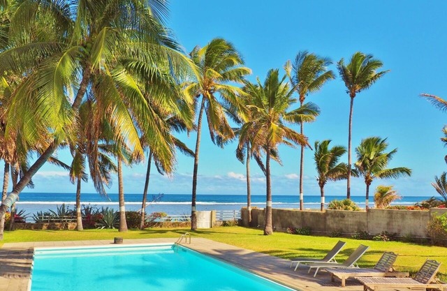 * GOLDEN SAND VILLA * - feet in the water