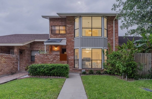 Golf Country Club Townhouse 3 bed 2.5 Bath Modern Residence 2 car garage & Patio