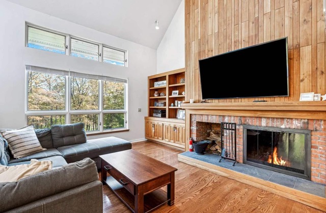 Golf Course, Fireplace, Pool Table - The Oasis*