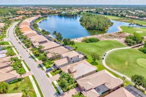 Golf Course Views and Resort Amenities Naples Oasis