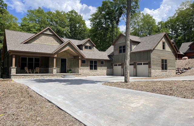 Golfers and Skiers Delight! Amenities galore in Boyne Mountain ski in/out fast!