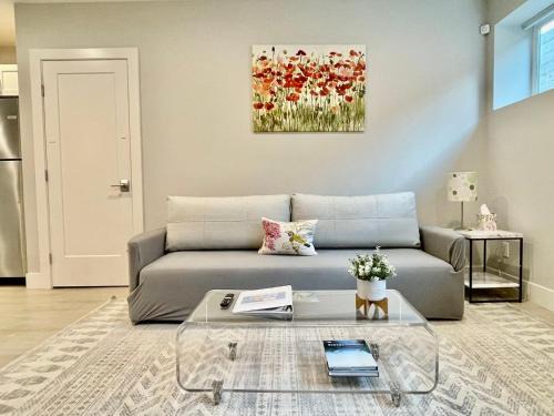 Gorgeous 1 BR Suite in a New House Free Parking