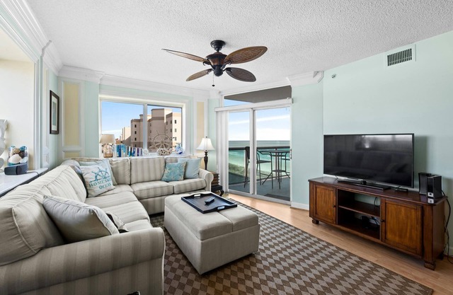 Gorgeous 2 bedroom condo with a balcony by the beach! | Laguna Keyes - 701