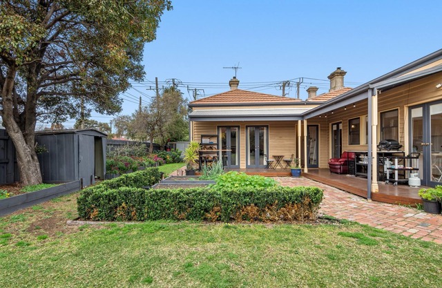 Gorgeous 3-Bedroom Victorian Home With Garden