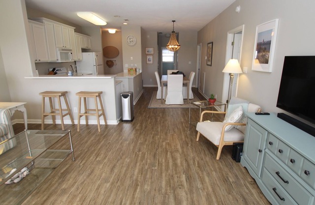 Gorgeous 3BR, 2 bath condo, comm pool, tennis, restaurants minutes to the beach!
