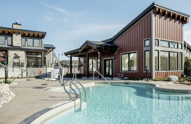 Gorgeous 3br Loft in Blue Mountain - beside the Scandinavian Spa!