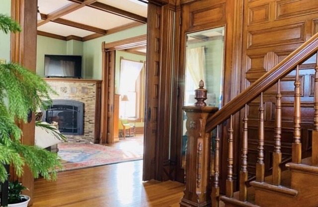 Gorgeous 4-bd home w/ private patio/sitting porch