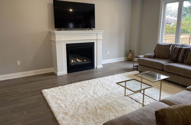 Gorgeous 4BD | Central Oshawa