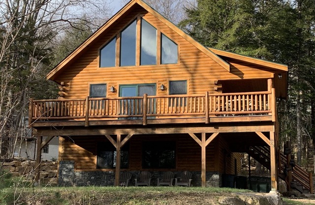 Gorgeous 4BR Log Home Near Storyland & N. Conway. AC, Large Deck, Dog friendly
