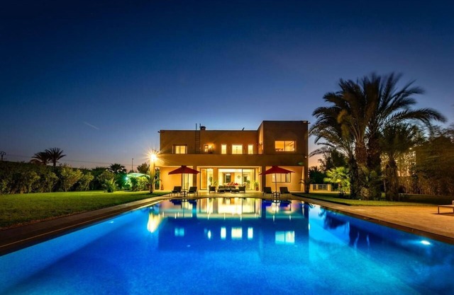 Gorgeous 6 rooms villa : Spacious green space with a huge pool