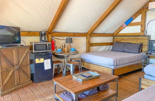 Gorgeous and Fun Glamping Cabin with AC and Kitchenette