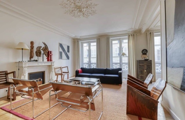 Gorgeous and large flat in the heart of Paris 09