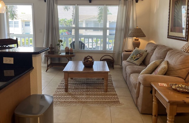 Gorgeous condominium minutes to the beach and shopping!
