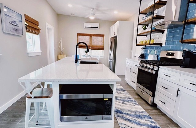 Gorgeous Cottage Walking Distance to the Beach