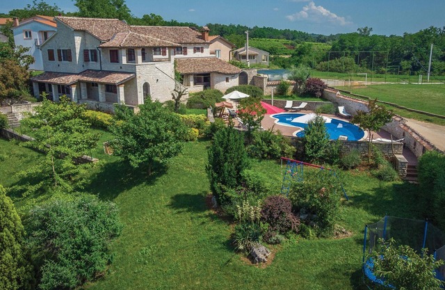 Gorgeous home in Visnjan with WiFi