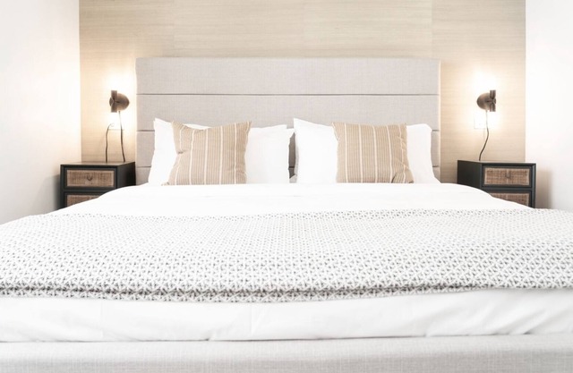 Gorgeous King Suite on Collins Ave near the beach!