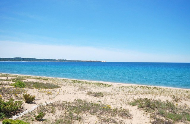 Gorgeous Lake Michigan Views! 2B/2B Beachfront Condo in Glen Arbor!