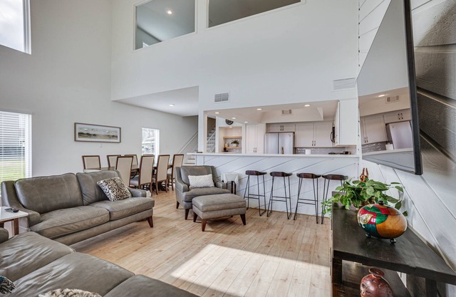 Gorgeous Lakefront Townhome w/Pool Access & Views