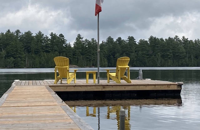 Gorgeous lakeside cottage – every amenity in pristine setting