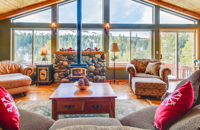Gorgeous Mountain View & Access to a Pool, Hot Tub, Gym - Near Skiing