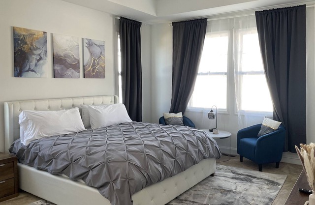 Gorgeous NEWLY-BUILT Home 15 mins from Water Park