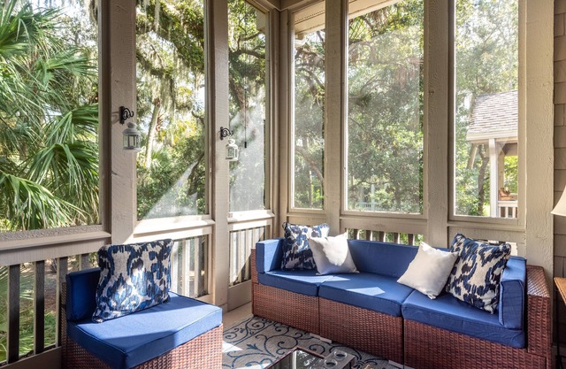 Gorgeous, Renovated 3 BR, 3 BA Villa! Bike to the beach! Amenity Cards!