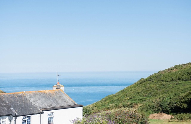 Gorgeous spotless modern 2 bed, 2 bath flat, sea views, local pubs, great walks.