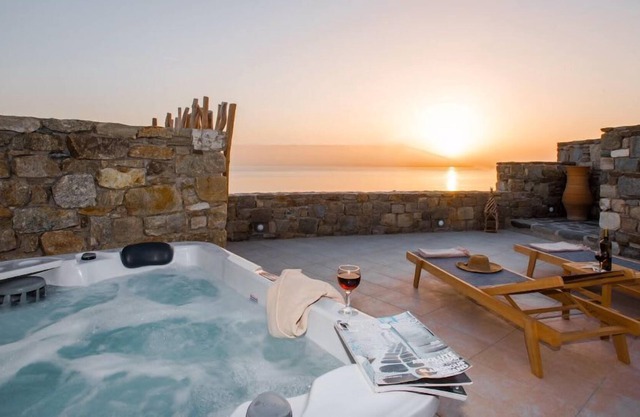 Gorgeous Studio with Jacuzzi in Cycladic Architecture Overlooking the Aegean