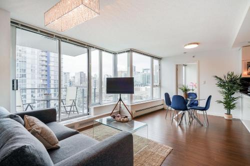 Gorgeous Unit with City Views