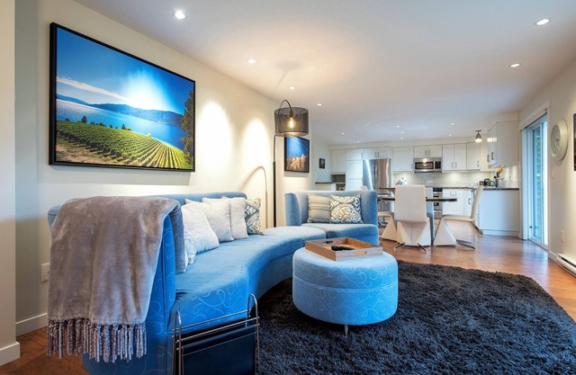 Gorgeous, upscale one-bedroom suite in a quiet neighbourhood - dog friendly