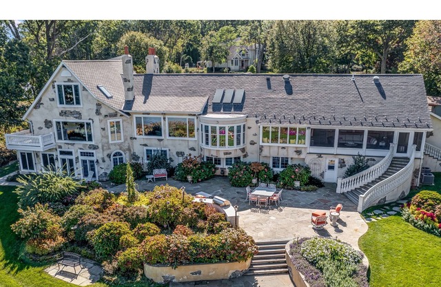 Gorgeous Villa On The Bay !