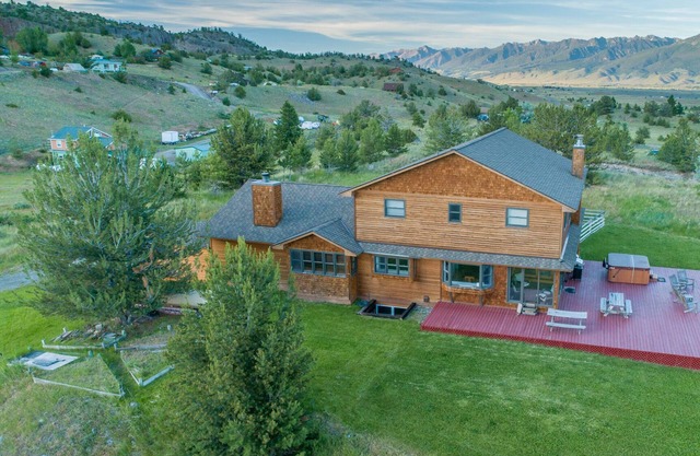Gorgeous Views, Big Hot Tub, 2 Fireplaces, IR Sauna, Spacious Rooms, Huge Deck
