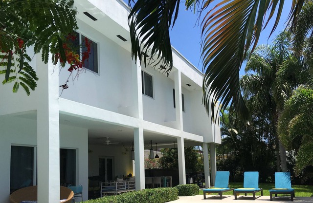 Gorgeous waterfront House, Chic and modern design, private pool and deck