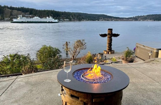 Gorgeous waterfront home with new hot tub and beautiful afternoon sunsets.