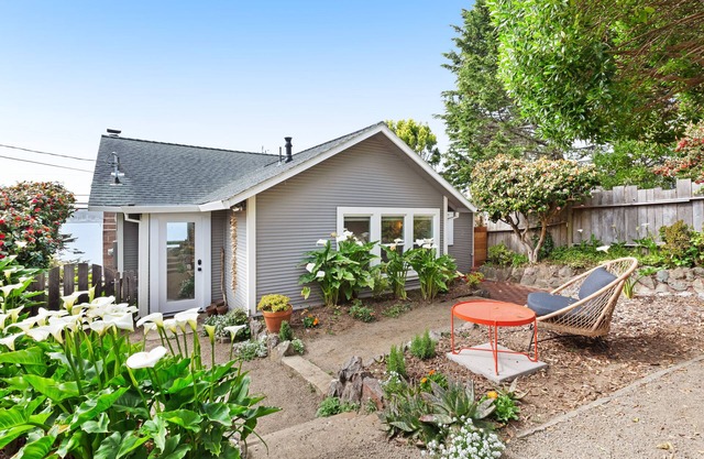 Gorgeously styled bungalow overlooking Bodega Harbor, walk to town - dogs OK
