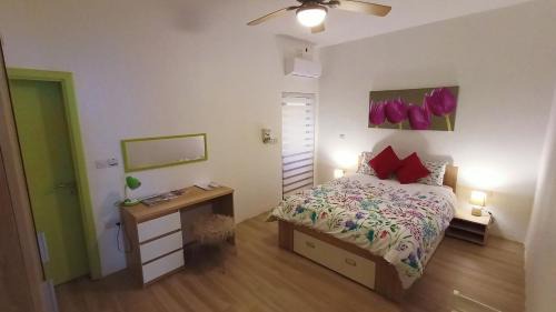 Gozo, Cosy maisonette, own entrance at street level
