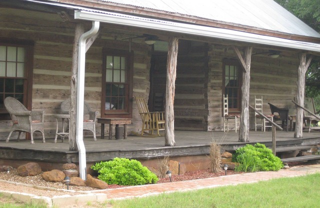 Granbury Log Cabin - East Cabin - Two seperate cabins under one roof