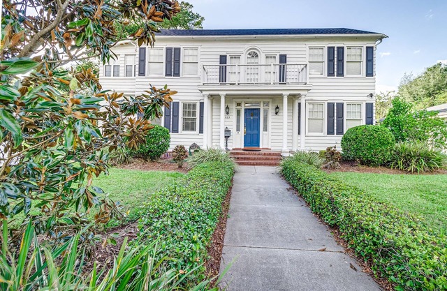 Grand Colonial Home for Group Stays ~ Sleeps 16+ ~ 4 min walk to FSC