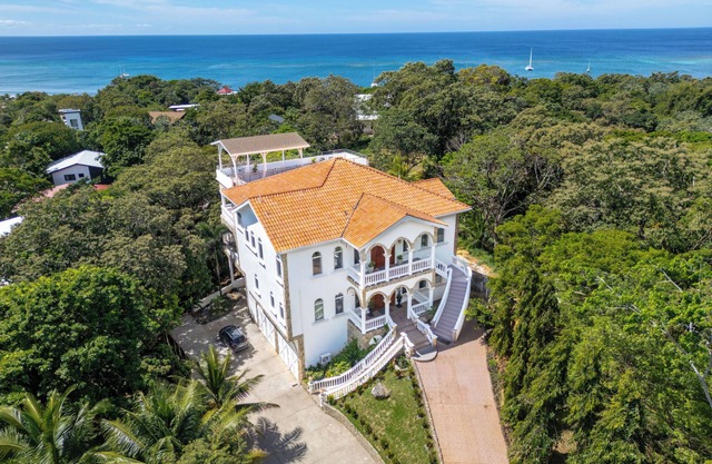 Grand Estate, West Bay. Ocean View, Pool & Waterfall. 5 minutes walk to beach.