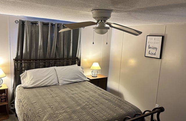 Grand Relaxing! 2 min walk to docks & restaurant with patio & bar!