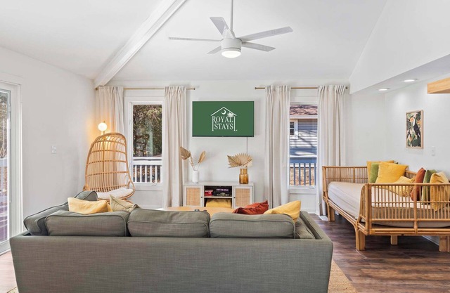 Grand Safari House: Hot Tub, Broadway at the Beach