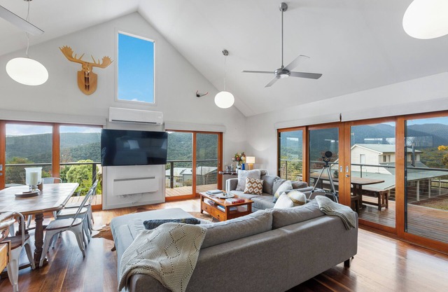 Grand View Chalet: 4 BR, 2 BA in Merrijig, Sleeps 10