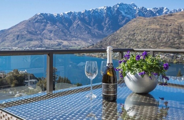 Grand View Queenstown - Queenstown Holiday Home