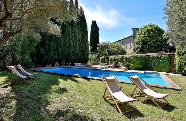 Grande Maison Avec Cheminée au Bord de la Rivière et Grande Piscine