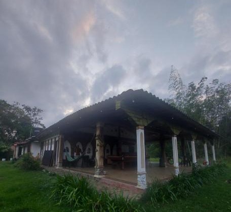 Grande y hermosa casa de tapia