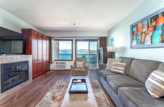 Grandview 523 Waterfront condo on Lake Chelan