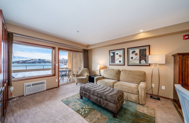 Grandview Lake View 517! Luxury Waterfront condo, sleeps up to 6!