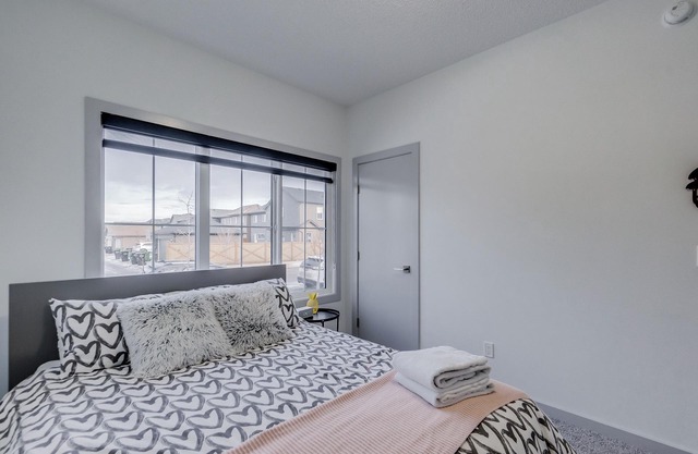 Graydon - Bright, Modern Home w/King Sized Bed