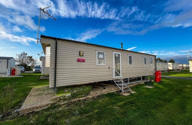 Great 8 berth caravan for hire at St Osyth Beach in Essex ref 28123GC